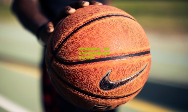 宿敌重逢绿茵场，博格巴与萨内欧冠赛后温情互动引热议